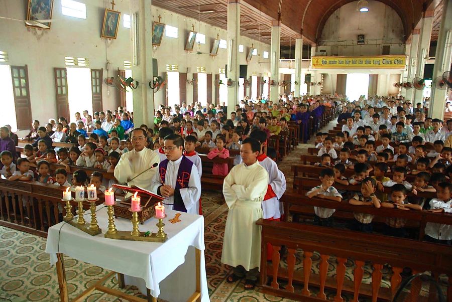 Fr. Joseph Tran Duc Ngoi recites Lenten meditations at Trai Le Parish, Central Vietnam. ?w=200&h=150