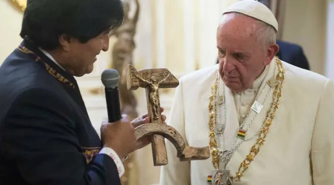 Bolivian president Evo Morales presents Pope Francis with a 'communist crucifix' at the presidential palace in La Paz, July 8, 2015. ?w=200&h=150