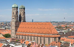 The Frauenkirche, the cathedral of the German Archdiocese of Munich and Freising.   Diliff (CC BY 2.5).