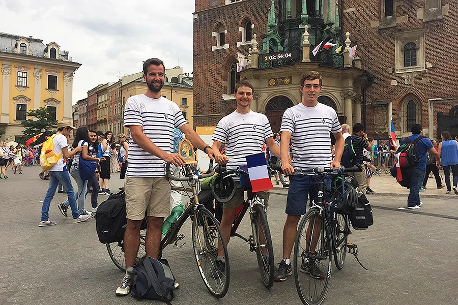French bicyclists at St Mary's Cathedral in Krakow's Market Square. ?w=200&h=150