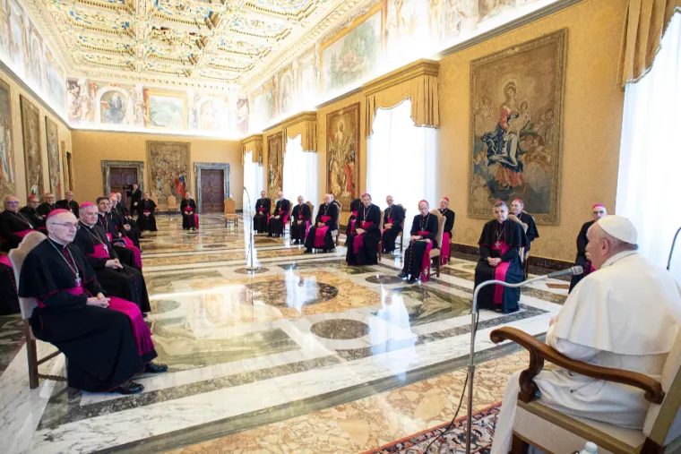 Các giám mục người Pháp gặp Đức Giáo hoàng Phanxicô vào tháng 3 năm 2020. Tín dụng: Vatican Media