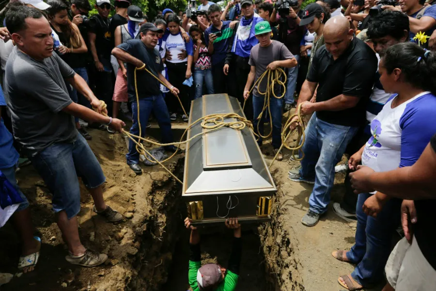 Friends and relatives bury the body of student Gerald Vasquez, shot dead during clashes with riot police in Divine Mercy church in Managua, Nicaragua, July 16, 2018. ?w=200&h=150