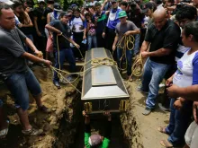 Friends and relatives bury the body of student Gerald Vasquez, shot dead during clashes with riot police in Divine Mercy church in Managua, Nicaragua, July 16, 2018. 