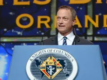  Gary Sinise descibed the work the Gary Sinise Foundation on behalf of wounded veterans during the States Dinner, Aug. 5, 2014. 