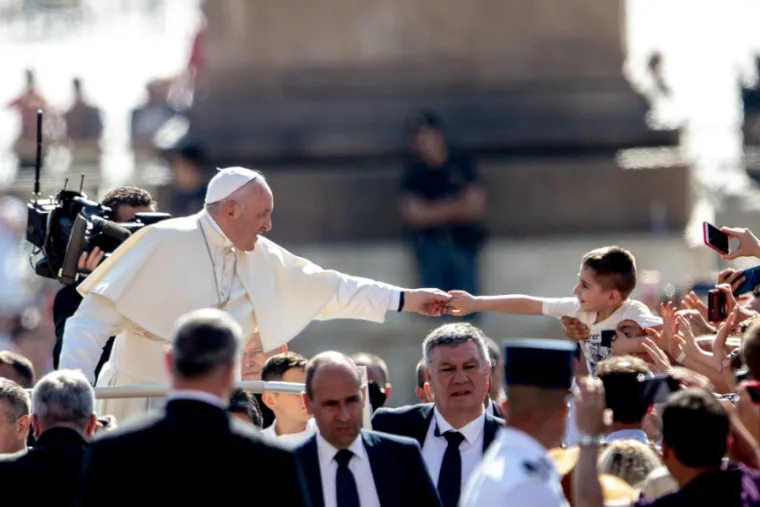 Pope Francis greets pilgrims in St. Peter's Square June 19, 2019. Credit: Daniel IbaÃ±ez/CNA.