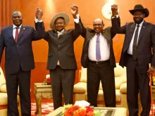 (L-R) South Sudan opposition leader Riek Machar, Uganda President Yoweri Museveni, Sudan President Omar al-Bashir and South Sudan President Salva Kiir at peace talks. 