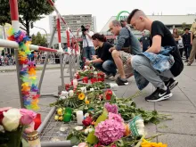 Mourners in Munich after a July 22, 2016 shooting spree at the Olympia Mall. 