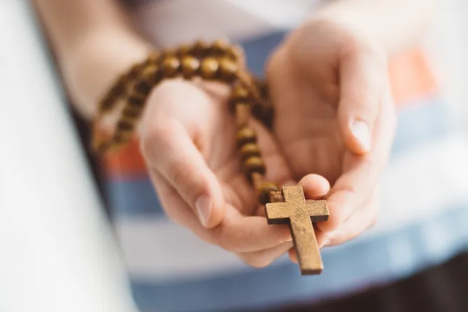 Giving rosary Credit plantic Shutterstock CNA