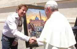 Golden artist David Uhl presents his painting 'Chance Encounter' to Pope Francis. ?w=200&h=150
