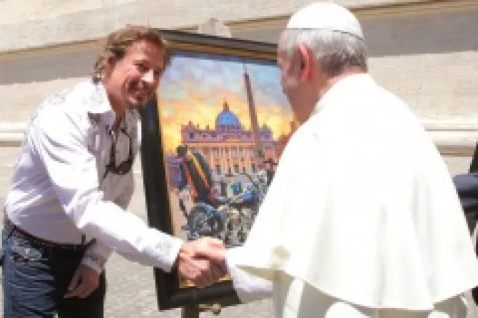 Golden artist David Uhl presents his painting Chance Encounter to Pope Francis Credit Harley Davidson CNA 8 15 2013 500x320 jpg