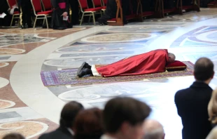 Pope Francis prostrates himself before the altar of St. Peter's Basilica at the opening of the Good Friday liturgy, March 25, 2016.   Alexey Gotovskiy/CNA.