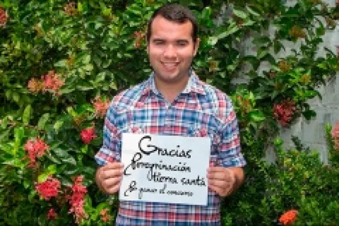 Gustavo Adolfo Franco Picaza of Maracaibo Venezuela holds a sign with his gratitude for winning the contest Credit holyland pilgrimageorg CNA 5 16 14