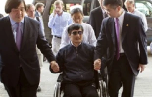 State Dept. legal advisor Harold Koh (L) and US Ambassador to China Gary Locke (R) assist Chen Guangcheng into the Chaoyang hospital in Beijing.