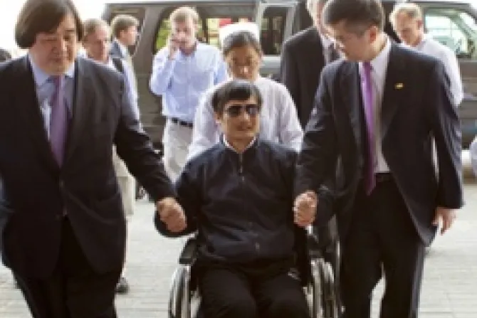 Harold Koh L assists Chen Guangcheng enter the Chaoyang hospital in Beijing while US Ambassador to China Gary Locke holds his hand Credit US Embassy CNA 5 2 12