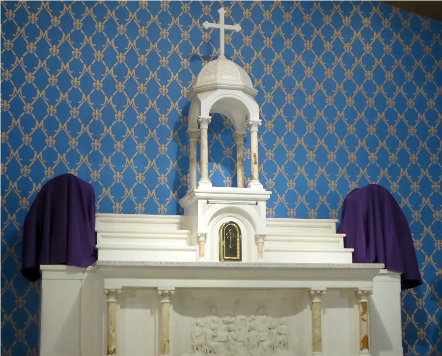 A stripped altar on Holy Thursday 2015 at Mater Dei Parish in Irving, Texas.?w=200&h=150