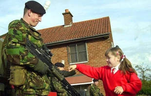 A pupil from Holy Cross Girls' School with a soldier from the Argyll and Sutherland Highlanders. public domain.