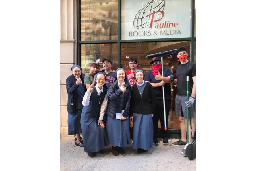 Sister and volunteers outside the Pauline bookstore in Chicago. ?w=200&h=150