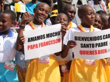 Ugandan youth greeted Pope Francis with welcome signs and big smiles today during a meeting at Kampala's airport. 