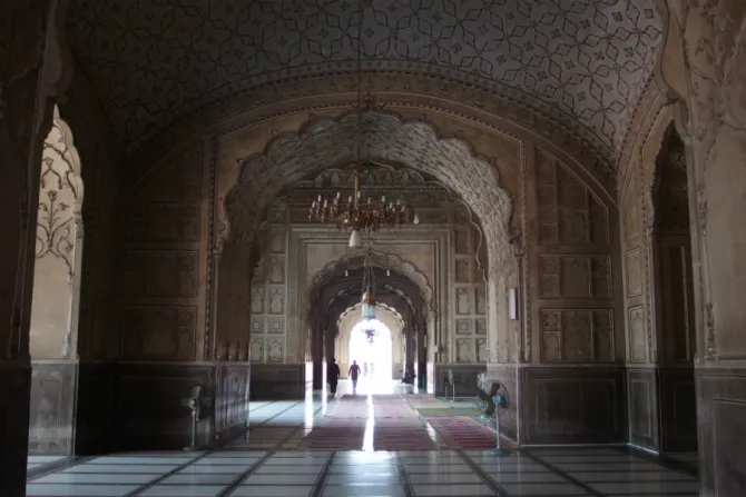 Interior of Lahores Badshahi Mosque Credit Guilhem Vellut via Flickr CC BY 20 CNA