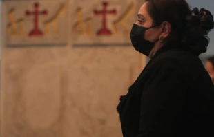 An Iraqi Catholic wears a facemark at a Mass in Baghdad on Dec. 24, 2020. Credit: Ahmad al-Rubaye/Getty Images/CNA.