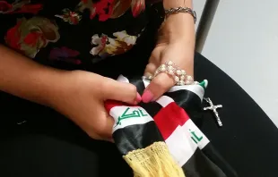 An Iraqi woman holding a rosary. Elise Harris/CNA.