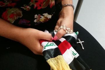 Iraqi woman with rosary Credit Elise Harris CNA 1