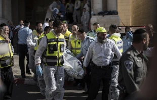 Israeli emergency personnel remove body of an Israeli man killed in a synagogue in Jerusalem on Nov. 18, 2014.   Ilia Yefimovich/Getty Images.