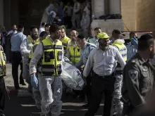 Israeli emergency personnel remove body of an Israeli man killed in a synagogue in Jerusalem on Nov. 18, 2014. 