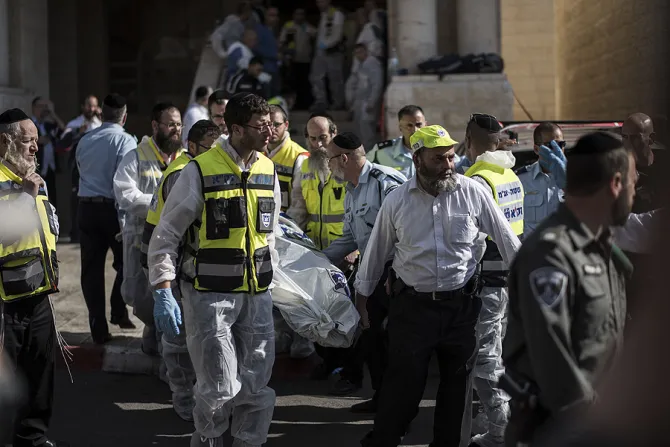 Israeli emergency personnel remove body of an Israeli man killed in a synagogue in Jerusalem on Nov 18 2014 Credit Ilia Yefimovich Getty Images CNA 11 19 14