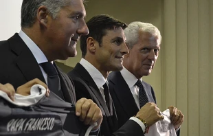 Javier Zanetti (C) took part in an Aug. 25, 2014 press conference about the Sept. 1 Match for Peace in Rome's Olympic stadium.   Daniel Ibáñez/CNA.