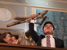 Ji Seong-ho holds his crutches at the 2018 State of the Union address. Public Domain. 