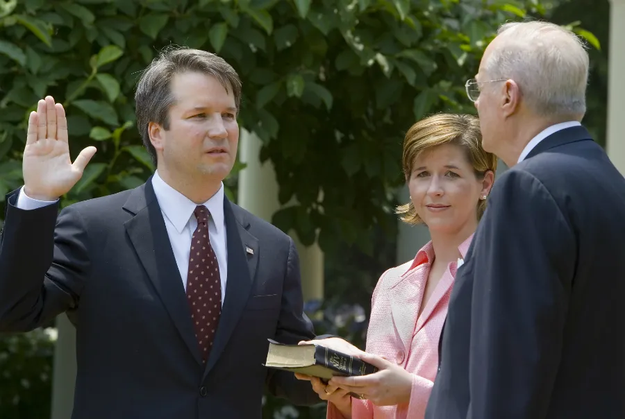 Brett Kavanaugh (L) is sworn in as a US Court of Appeals Judge by US Supreme Court Justice Anthony Kennedy (R), in Washington, D.C., June 1, 2006. ?w=200&h=150