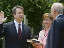 Brett Kavanaugh (L) is sworn in as a US Court of Appeals Judge by US Supreme Court Justice Anthony Kennedy (R), in Washington, D.C., June 1, 2006. 