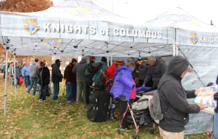 People line up for new coats Nov. 20 at a Denver coat giveaway organized by the Knights of Columbus.   Mary Farrow/CNA