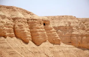 Qumran caves near the Dead Sea. Credit: Tamarah via Wikimedia (CC BY-SA 2.5) 