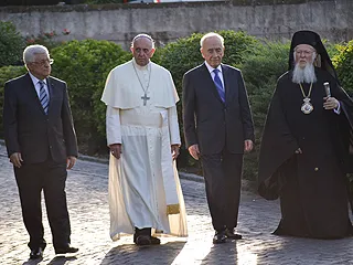 (L-R) Palestinian president Mahmoud Abbas, Pope Francis, Israeli president Shimon Peres, and Eastern Orthodox Patriarch of Constantinople Bartholomew I, June 8, 2014. ?w=200&h=150