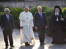(L-R) Palestinian president Mahmoud Abbas, Pope Francis, Israeli president Shimon Peres, and Eastern Orthodox Patriarch of Constantinople Bartholomew I, June 8, 2014. 