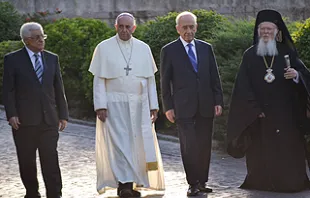 (L-R) Palestinian president Mahmoud Abbas, Pope Francis, Israeli president Shimon Peres, and Eastern Orthodox Patriarch of Constantinople Bartholomew I, June 8, 2014.   Alan Holdren/CNA.