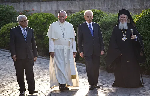 (L-R) Palestinian President Mahmoud Abbas, Pope Francis, Israeli President Shimon Peres and Patriarch Bartholomew I at the Invocation for Peace in the Vatican Gardens June 8. ?w=200&h=150