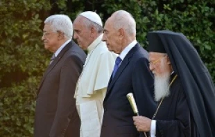 (L-R) Palestinian President Mahmoud Abbas, Pope Francis, Israeli President Shimon Peres and Patriarch Bartholomew I at the Invocation for Peace in the Vatican Gardens June 8.   Alan Holdren/CNA.