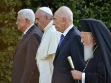 (L-R) Palestinian President Mahmoud Abbas, Pope Francis, Israeli President Shimon Peres and Patriarch Bartholomew I at the Invocation for Peace in the Vatican Gardens June 8. 