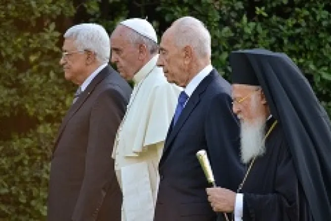 L R Palestinian President Mahmoud Abbas Pope Francis Israeli President Shimon Peres and Patriarch Bartholomew I of Constantinople June 8 2014 Credit Alan Holdren CNA CNA
