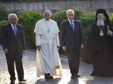 (L-R) Palestinian President Mahmoud Abbas, Pope Francis, Israeli President Shimon Peres, and Patriarch of Constantinople Bartholomew meet in the Vatican, June 8, 2014. 