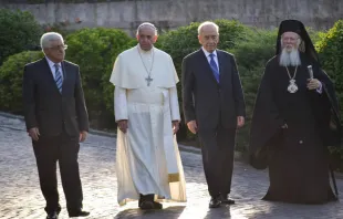 (L-R) Palestinian President Mahmoud Abbas, Pope Francis, Israeli President Shimon Peres, and Patriarch of Constantinople Bartholomew meet in the Vatican, June 8, 2014.   Alan Holdren/CNA.
