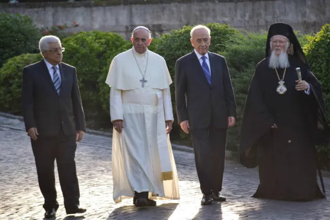 L R Palestinian President Mahmoud Abbas Pope Francis Israeli President Shimon Peres and Patriarch Bartholomew June 8 2014 Credit Alan CNA CNA