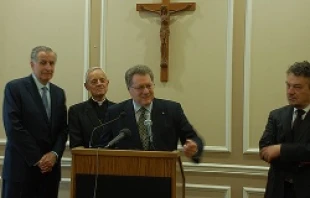 (L-R) Paul Tagliabue, Cardinal Donald Wuerl, Sir Gilbert Levine, and Polish Ambassador Ryszard Schnepf.   Addie Mena/CNA.