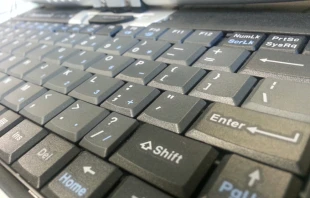 Laptop keyboard.   Charles Rondeau (CC0 1.0).