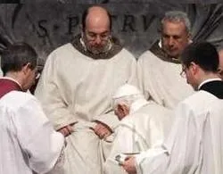 Pope Benedict washes the feet of a priest during Holy Thursday Mass?w=200&h=150