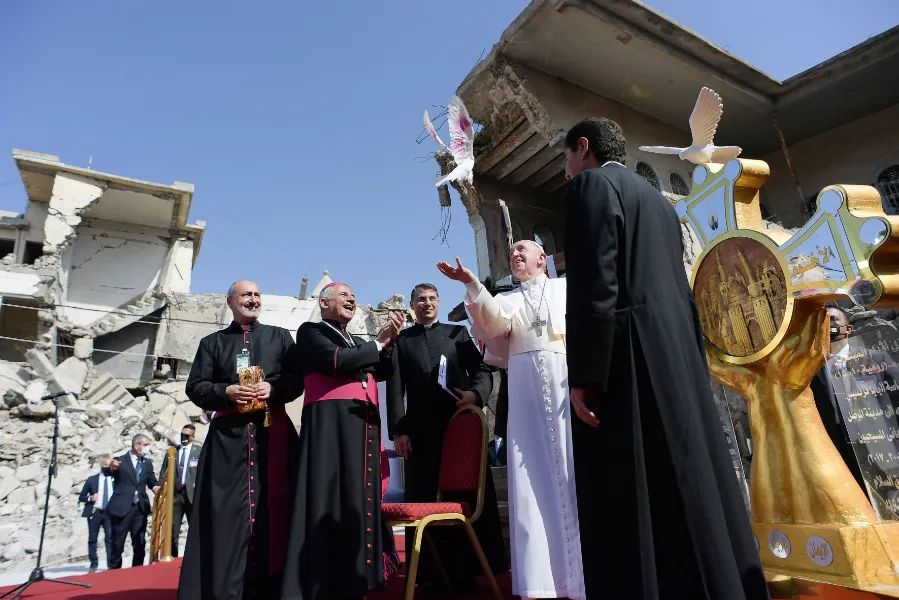 Pope Francis releases a dove after praying for the victims of war in Mosul, Iraq, March 7, 2021. Photo credits: Vatican Media.?w=200&h=150