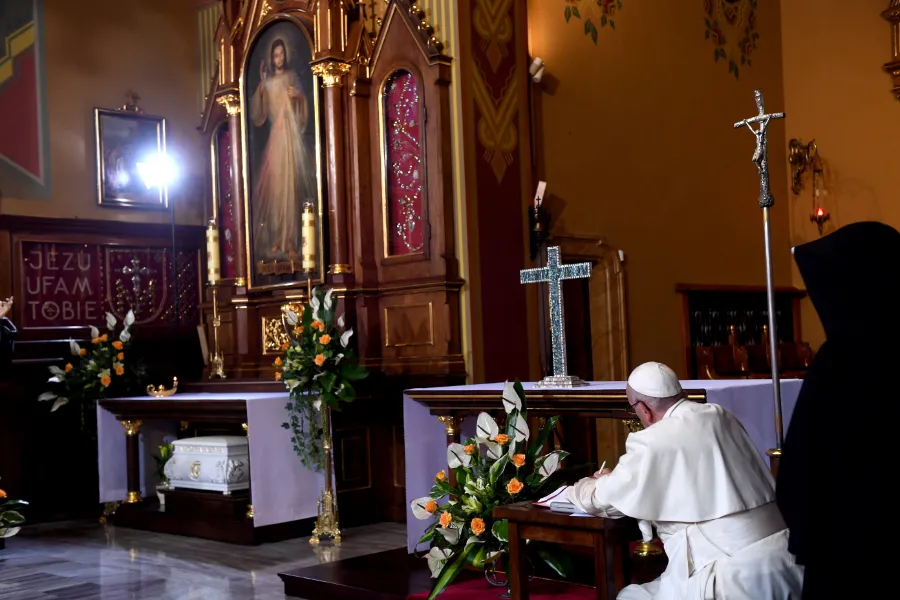 Pope Francis prays before the Divine Mercy image in Łagiewniki, Poland, July 30, 2016. Credit: Mazur/episkopat.pl.?w=200&h=150